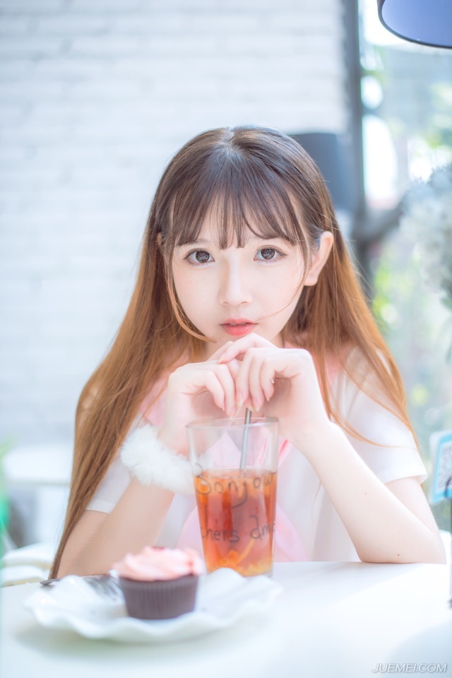 我早就想通了，人们埋怨一成不变，但也埋怨居无定所，人们其实都无所谓，只是要给日子找点岔子而已，似乎只有违背现在的生活，才真正懂得了生活，生活就是一个婊子一个戏子一个你能想到的—切，你所有的比喻就往里面扔吧，你总是对的。因为生活太强大了，最强者总是懒得跟你反驳，甚至任你修饰，然后悄悄地把锅盖盖住。——韩寒《我想和这个世界谈谈》